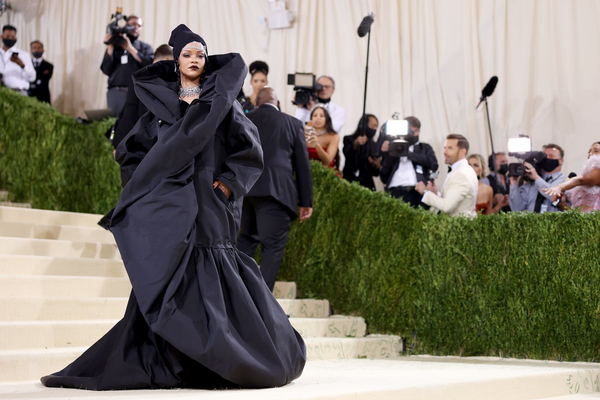 Рианна на балу Института костюма Met Gala 2021 «In America: A Lexicon Of Fashion» в Метрополитен-музее, 13 сентября 2021 г., фото 5 Рианна на балу Института костюма Met Gala 2021 «In America: A Lexicon Of Fashion», фото 5