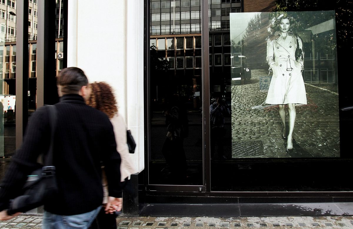 Рекламная кампания Burberry с изображением Кейт Мосс в Найтсбридже, Лондон 19 сентября 2005 г. Рекламная кампания Burberry с изображением Кейт Мосс в Найтсбридже