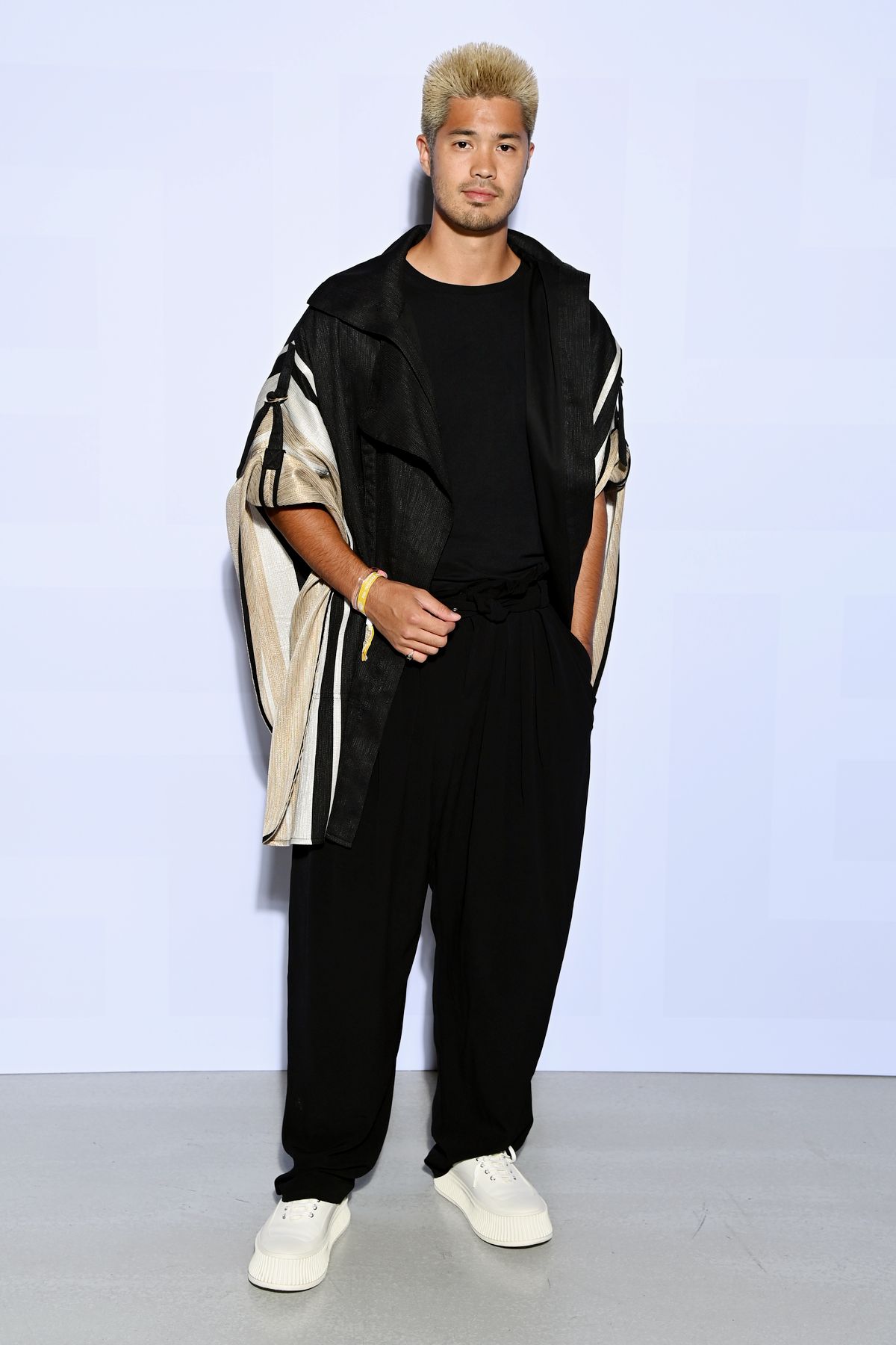 Росс Батлер на шоу Balmain Womenswear Весна/лето 2022 в рамках Недели моды в Париже, 29 сентября 2021 г. Росс Батлер на шоу Balmain Womenswear Весна/лето 2022 в рамках Недели моды в Париже