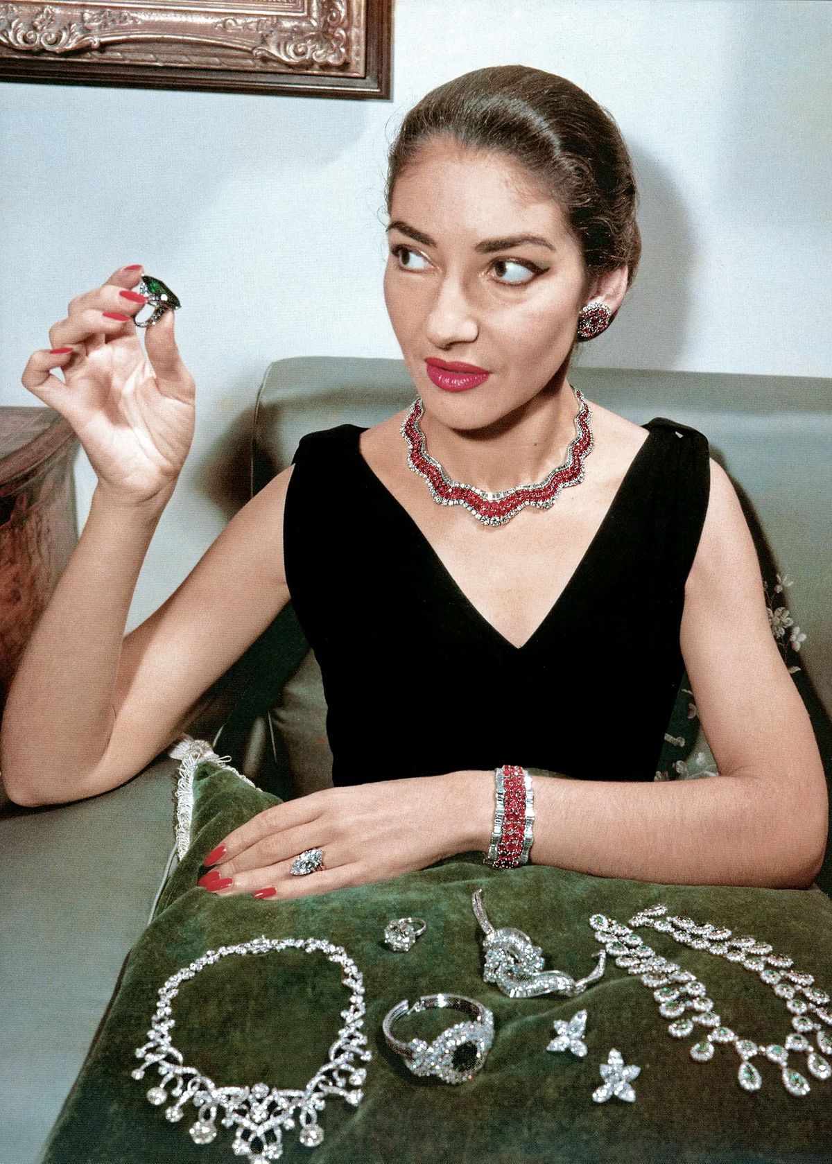 С украшениями Cartierat дома в Милане, 1957 г. Мария Каллас с украшениями Cartier дома