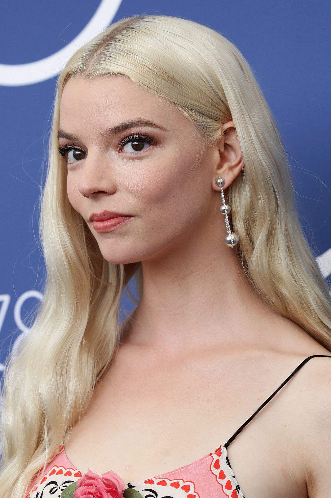 Аня Тейлор-Джой в Rodarte и украшениях Tiffany & Co. на фотоколле ленты «Прошлой ночью в Сохо» в рамках 78-го Венецианского международного кинофестиваля, 4 сентября 2021 г., фото 2 Аня Тейлор-Джой в Rodarte и украшениях Tiffany & Co. на фотоколле ленты «Прошлой ночью в Сохо», 4 сентября 2021 г., фото 2