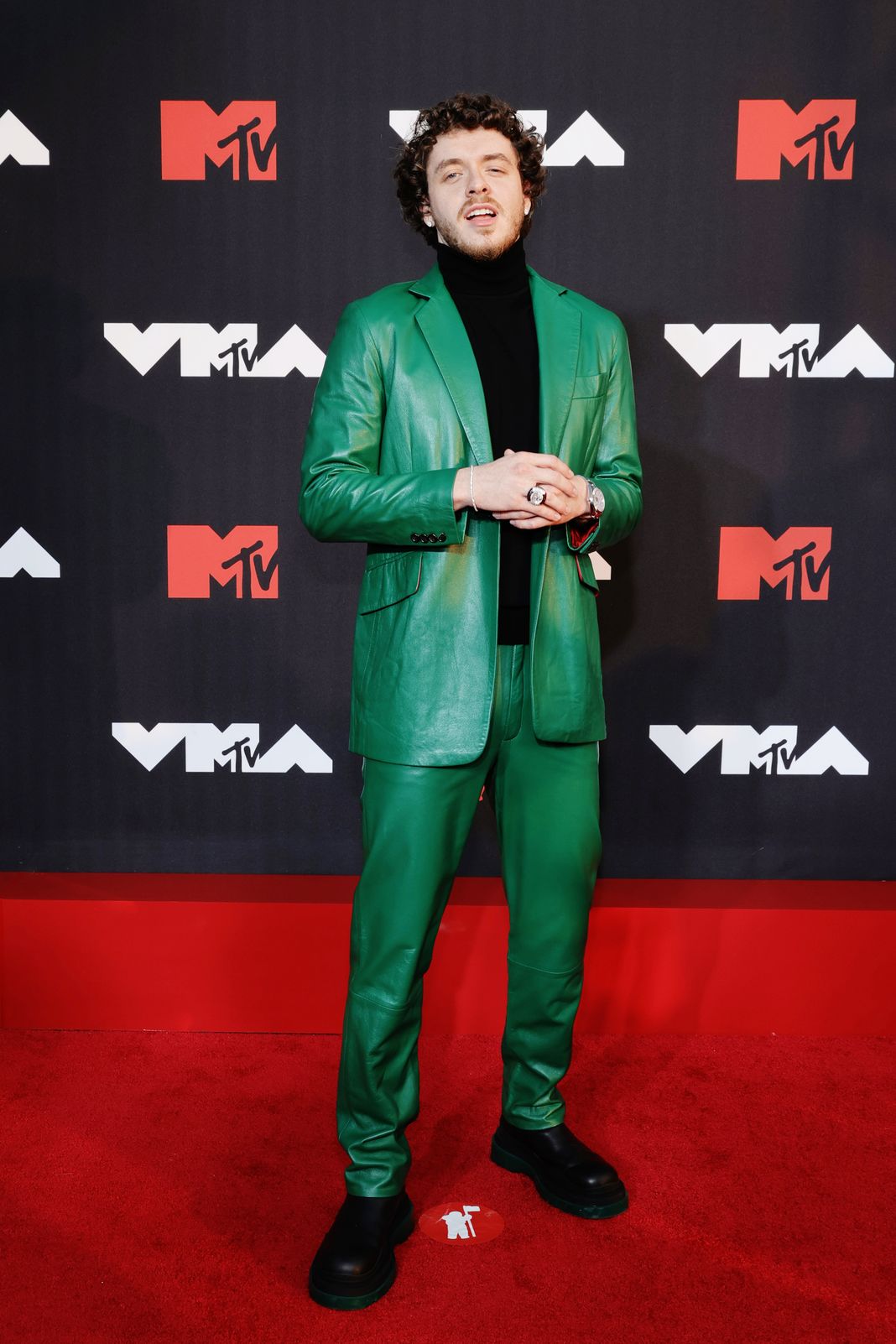 Джек Харлоу на церемонии вручения премий MTV Video Music Awards 2021 в Нью-Йорке, 12 сентября 2021 г., фото 1 Джек Харлоу на церемонии вручения премий MTV Video Music Awards 2021, фото 1