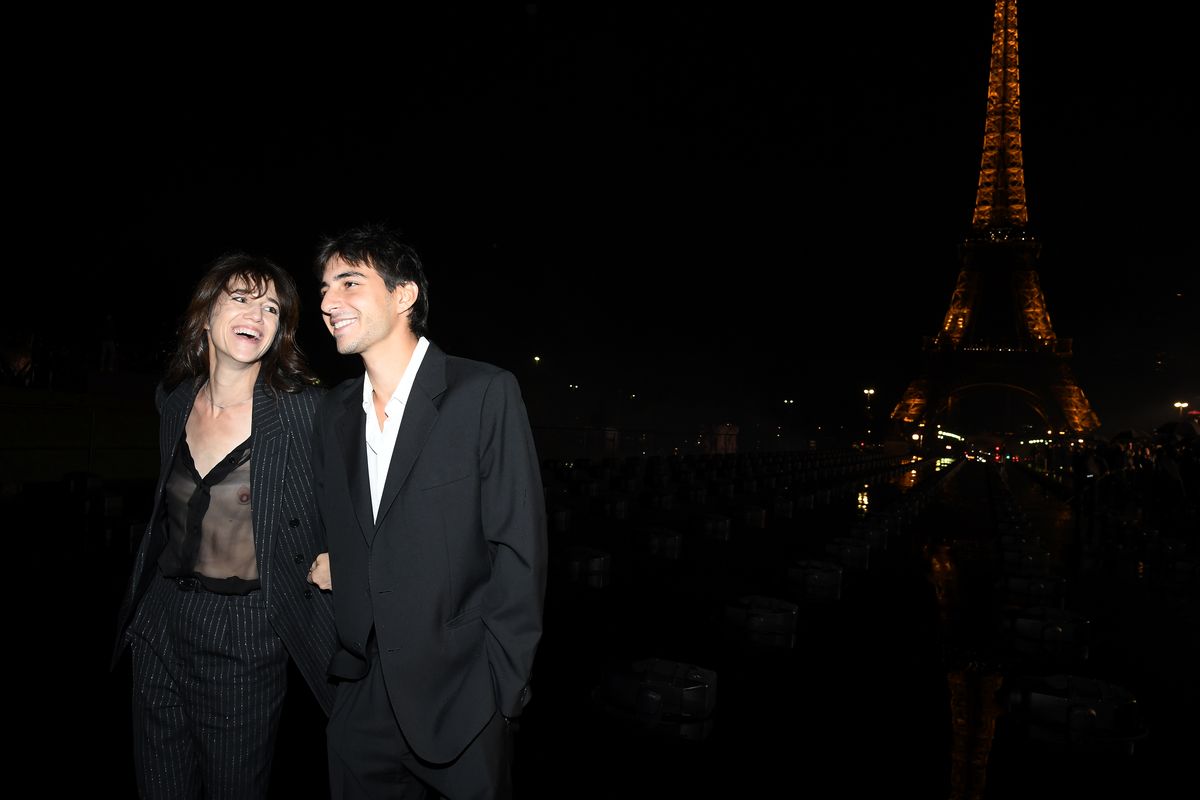 Шарлотта Генсбур и Бен Атталь на шоу Saint Laurent в рамках Недели моды