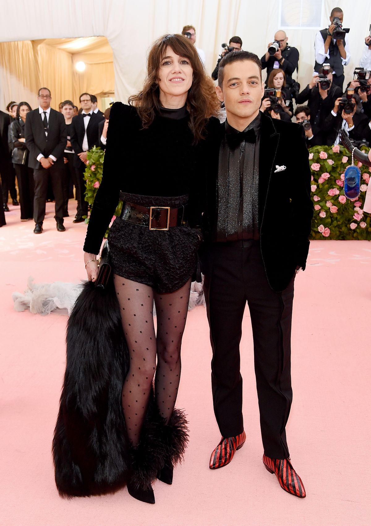 Шарлотта Генсбур и Рами Малек посещают праздничный лагерь Met Gala 2019: Notes
