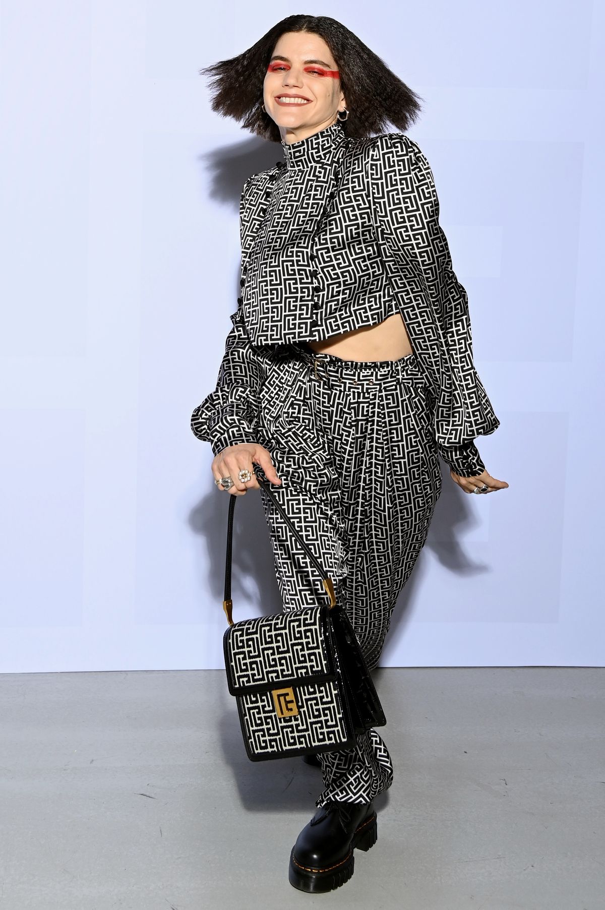 Соко на шоу Balmain Womenswear Весна/лето 2022 в рамках Недели моды в Париже, 29 сентября 2021 г., фото 1 Соко на шоу Balmain Womenswear Весна/лето 2022 в рамках Недели моды в Париже, фото 1