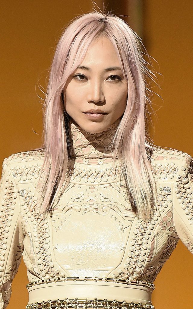 Тина Леунг на шоу Balmain Festival V02 Весна/Лето 2022 года в рамках Недели моды в Париже, 29 сентября 2021 г., фото 2