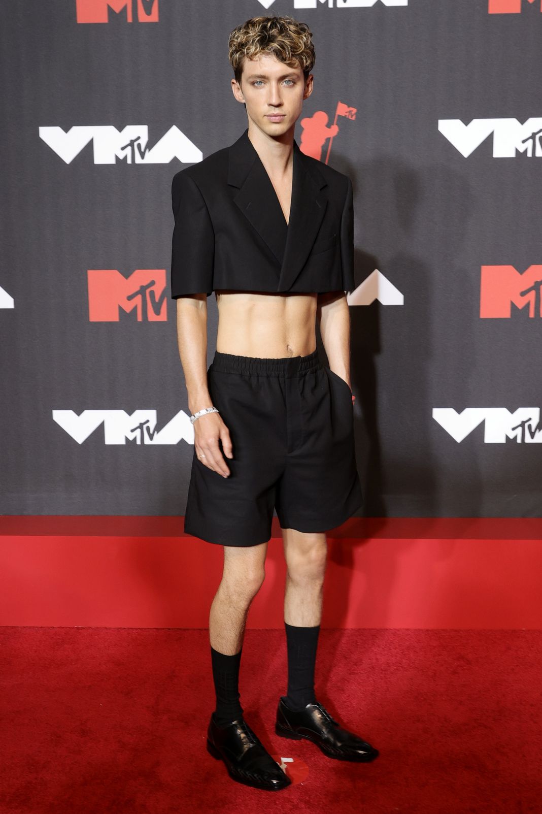 Трой Сиван на церемонии вручения премий MTV Video Music Awards 2021 в Нью-Йорке, 12 сентября 2021 г. Трой Сиван на церемонии вручения премий MTV Video Music Awards 2021