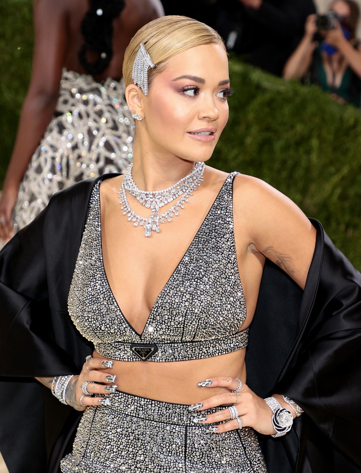 Рита Ора на балу Института костюма Met Gala 2021 «In America: A Lexicon Of Fashion» в Метрополитен-музее, 13 сентября 2021 г., фото 5 Рита Ора на балу Института костюма Met Gala 2021 «In America: A Lexicon Of Fashion», фото 5