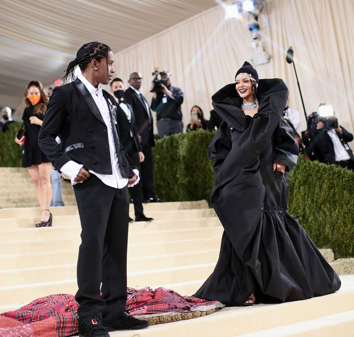 Рокки и Рианна на гала-концерте 2021 Met Gala в Нью-Йорке, 13 сентября 2021 г. A$AP Rocky и Рианна на гала-концерте 2021 Met Gala