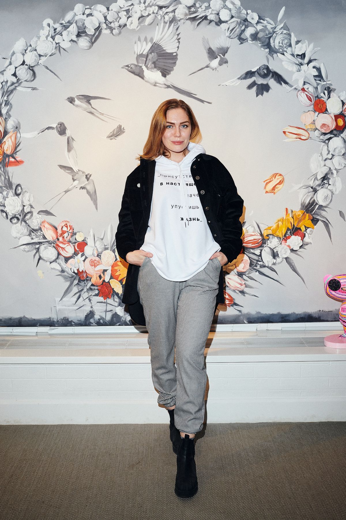 Алёна Кочеткова на открытии выставки Павла Полянского «Мираж» в Askeri Gallery, 27 октября 2021 г.