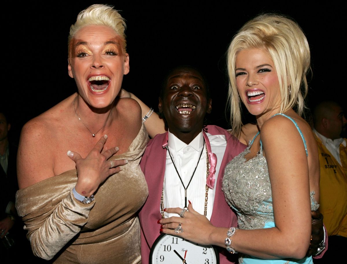 Бриджит Нильсен, рэпер Flavor Flav и Анна Николь Смит за кулисами церемонии VH1 Big in 04 в Лос-Анджелесе, 1 декабря 2004 г.