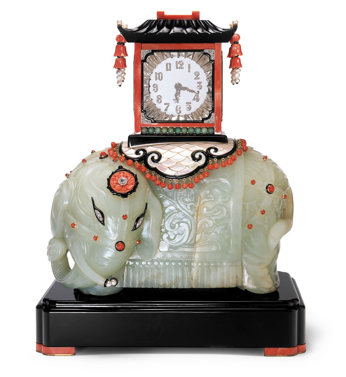 Cartier, настольные часы Portique Mystery Cartier Paris, 1923 год: золото, платина, горный хрусталь, бриллианты огранки «роза», коралловые кабошоны, оникс и черная эмали. Ось трансмиссии в перекладине из горного хрусталя замаскирована коралловым кабошоном Cartier, настольные часы Portique Mystery, 1923 год: золото, платина, горный хрусталь, бриллианты огранки «роза», коралловые кабошоны, оникс и черная эмали. Ось трансмиссии в перекладине из горного хрусталя замаскирована коралловым кабошоном