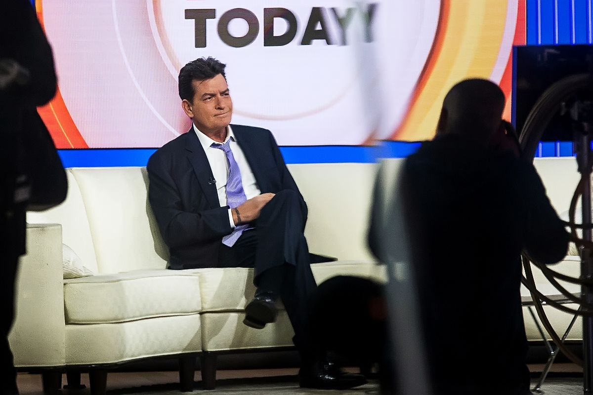 Чарли Шин на съемочной площадке шоу «Today Show», на котором он заявил о своем положительном ВИЧ-статусе в интервью Мэтту Лауэру, 17 ноября 2015 г. Чарли Шин на съемочной площадке шоу «Today Show», на котором он заявил о своем положительном ВИЧ-статусе в интервью Мэтту Лауэру