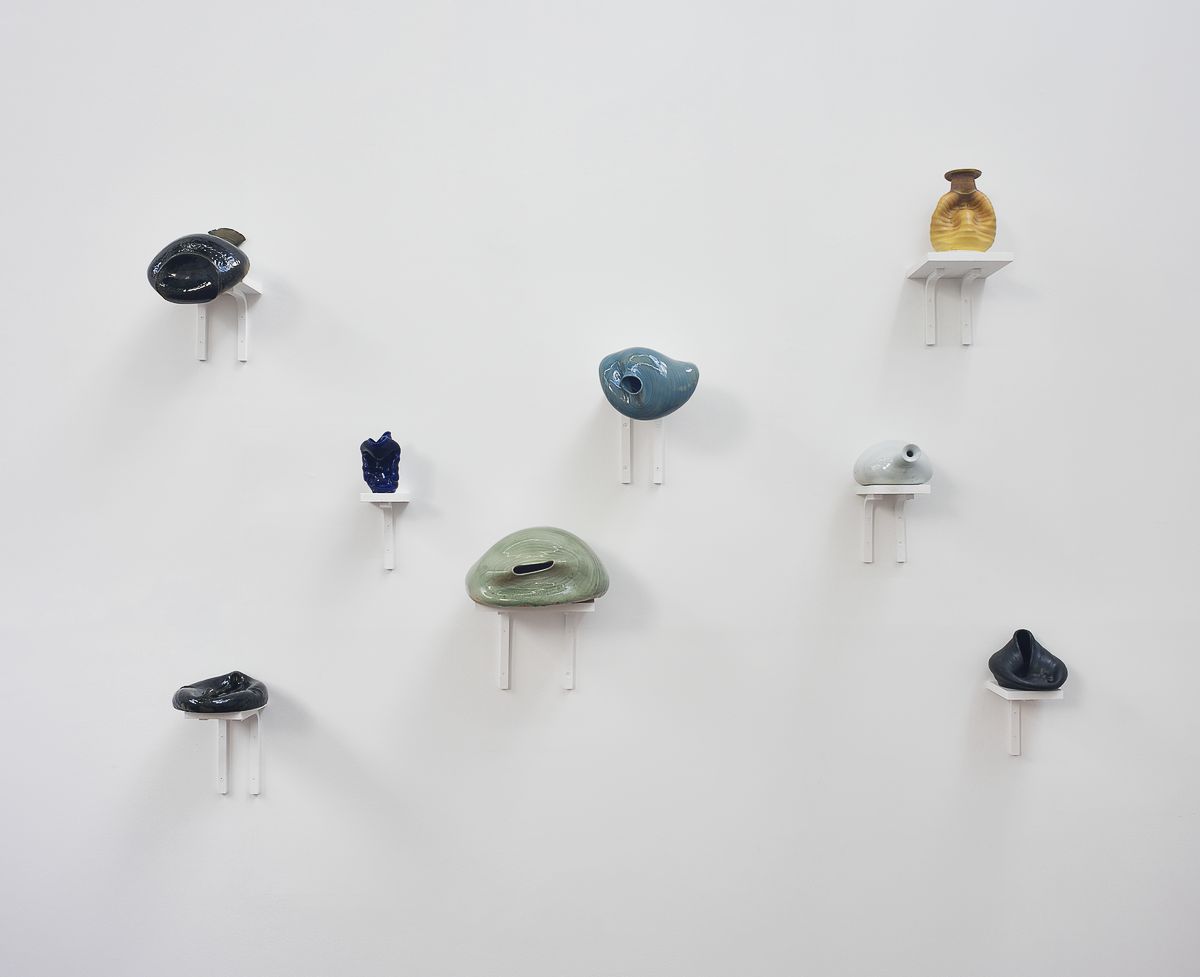 Чжуо Ци. Я устал (Je suis fatigué), 2012. Фарфор и керамогранит. Различные размеры. С разрешения художника