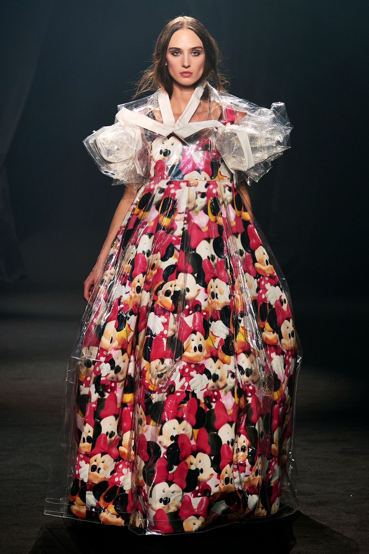 Comme des Garçons, дизайнер Рей Кавакубо на шоу «Love Brings Love» памяти Альбера Эльбаза, 5 октября 2021 г. Comme des Garçons, дизайнер Рей Кавакубо на шоу «Love Brings Love»
