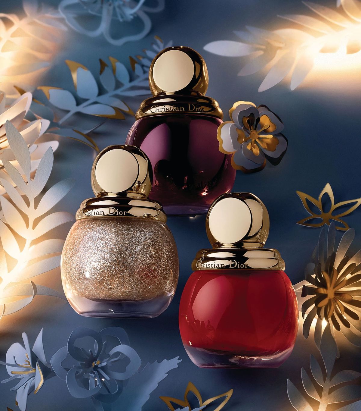 Dior, лак для ногтей Diorofic Vernis, оттенки: 992 Corolle, 862 Poppy; верхнее покрытие для ногтей Diorific Vernis Top Coat из коллекции The Atelier of Dreams Dior, лак для ногтей Diorofic Vernis, оттенки: 992 Corolle, 862 Poppy; верхнее покрытие для ногтей Diorific Vernis Top Coat
