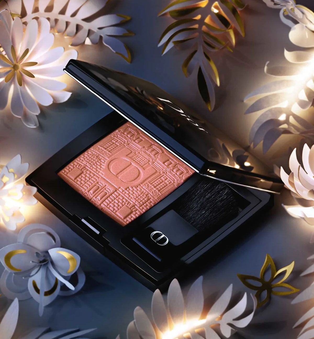 Dior, румяна Rouge Blush The Atelier of Dreams, оттенок 601 Hologlam из коллекции The Atelier of Dreams Dior, румяна Rouge Blush The Atelier of Dreams, оттенок 601 Hologlam