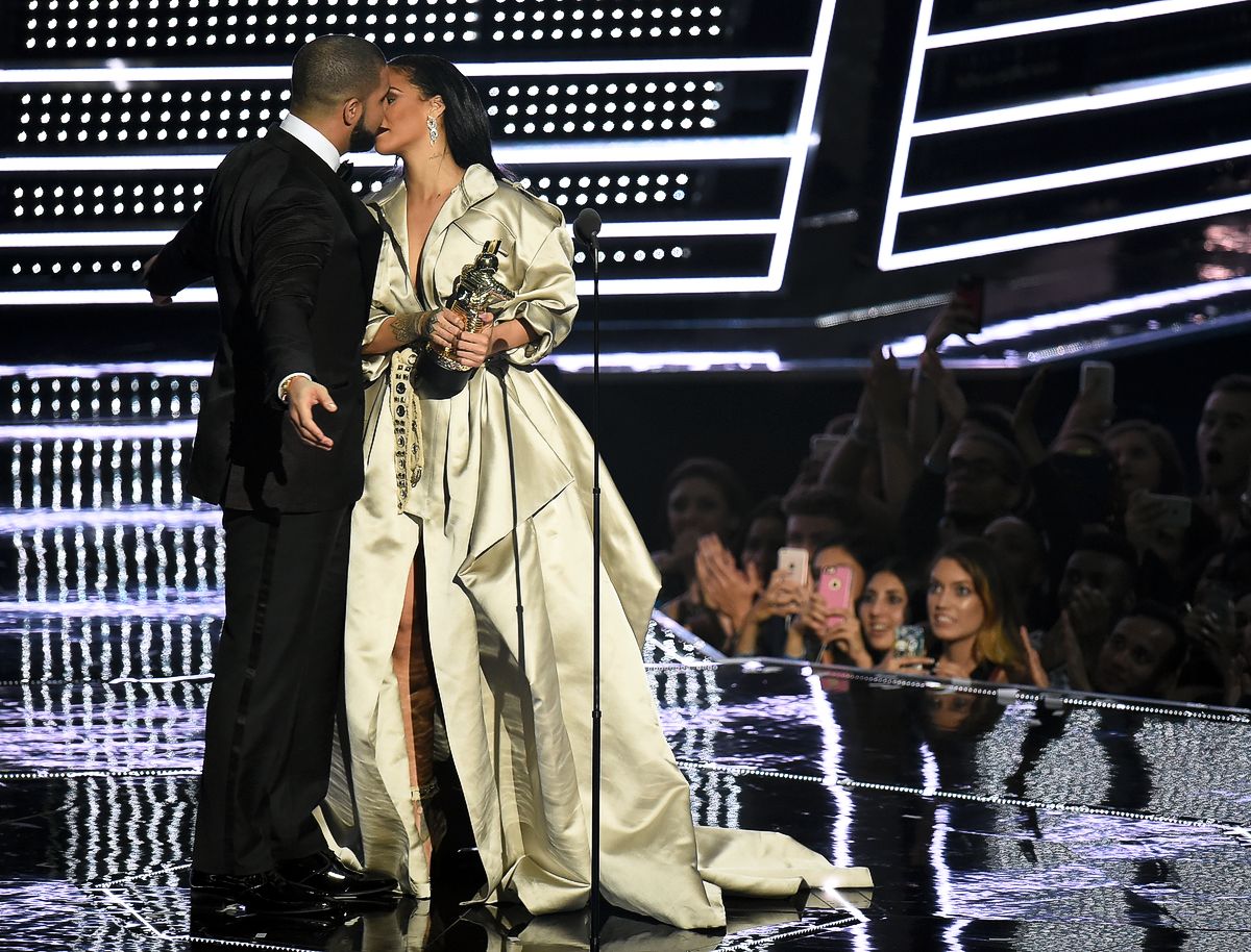 Дрейк вручает Рианне премию Video Vanguard во время церемонии вручения премии MTV Video Music Awards 2016 в Нью-Йорке, 28 августа 2016 г. Дрейк вручает Рианне премию Video Vanguard во время церемонии вручения премии MTV Video Music Awards 2016