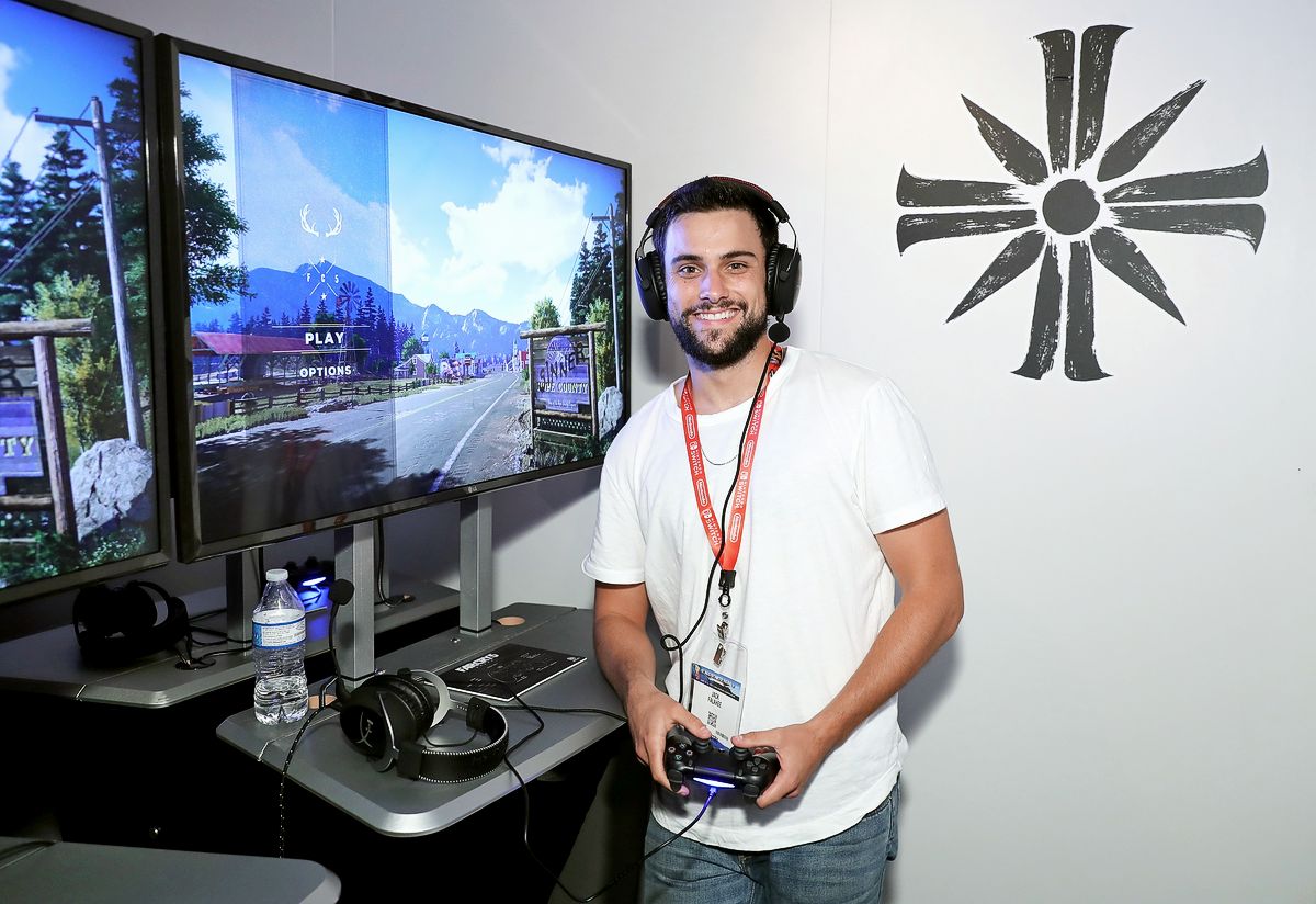Джек Фалахи играет в Far Cry 5 во время E3 2017 в конференц-центре в Лос-Анджелесе, 15 июня 2017 г. Играет в Far Cry 5