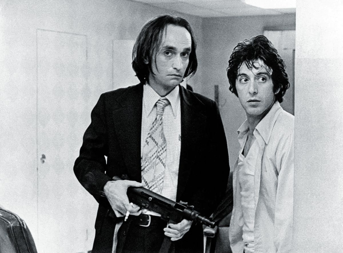 Джон Казале с Аль Пачино на съемках фильма «Собачий полдень», 1975 г. Джон Казале с Аль Пачино на съемках фильма «Собачий полдень»