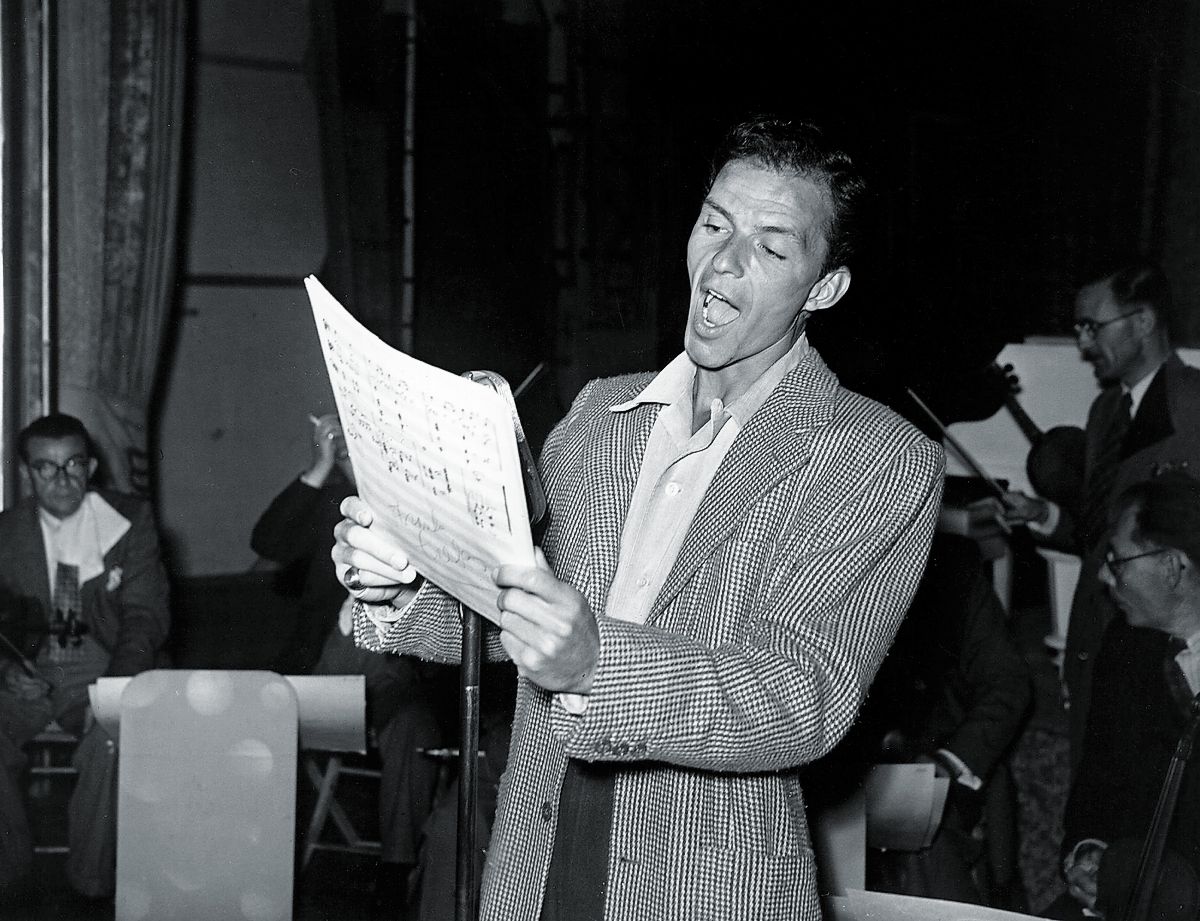 Фрэнк Синатра репетирует перед концертом в London Palladium, 4 июля 1950 г. Фрэнк Синатра репетирует перед концертом в London Palladium