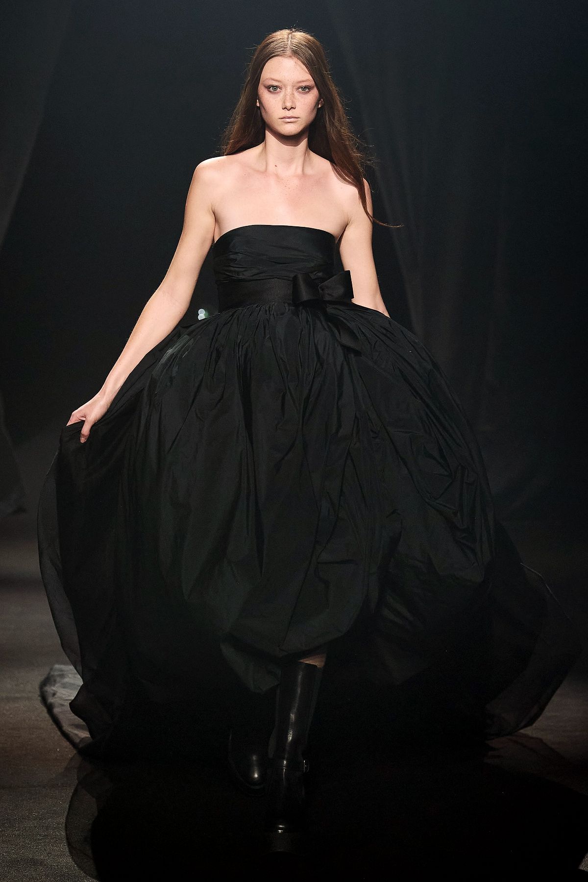 Giambattista Valli, дизайнер Джамбаттиста Валли на шоу «Love Brings Love» памяти Альбера Эльбаза, 5 октября 2021 г. Giambattista Valli, дизайнер Джамбаттиста Валли на шоу «Love Brings Love»
