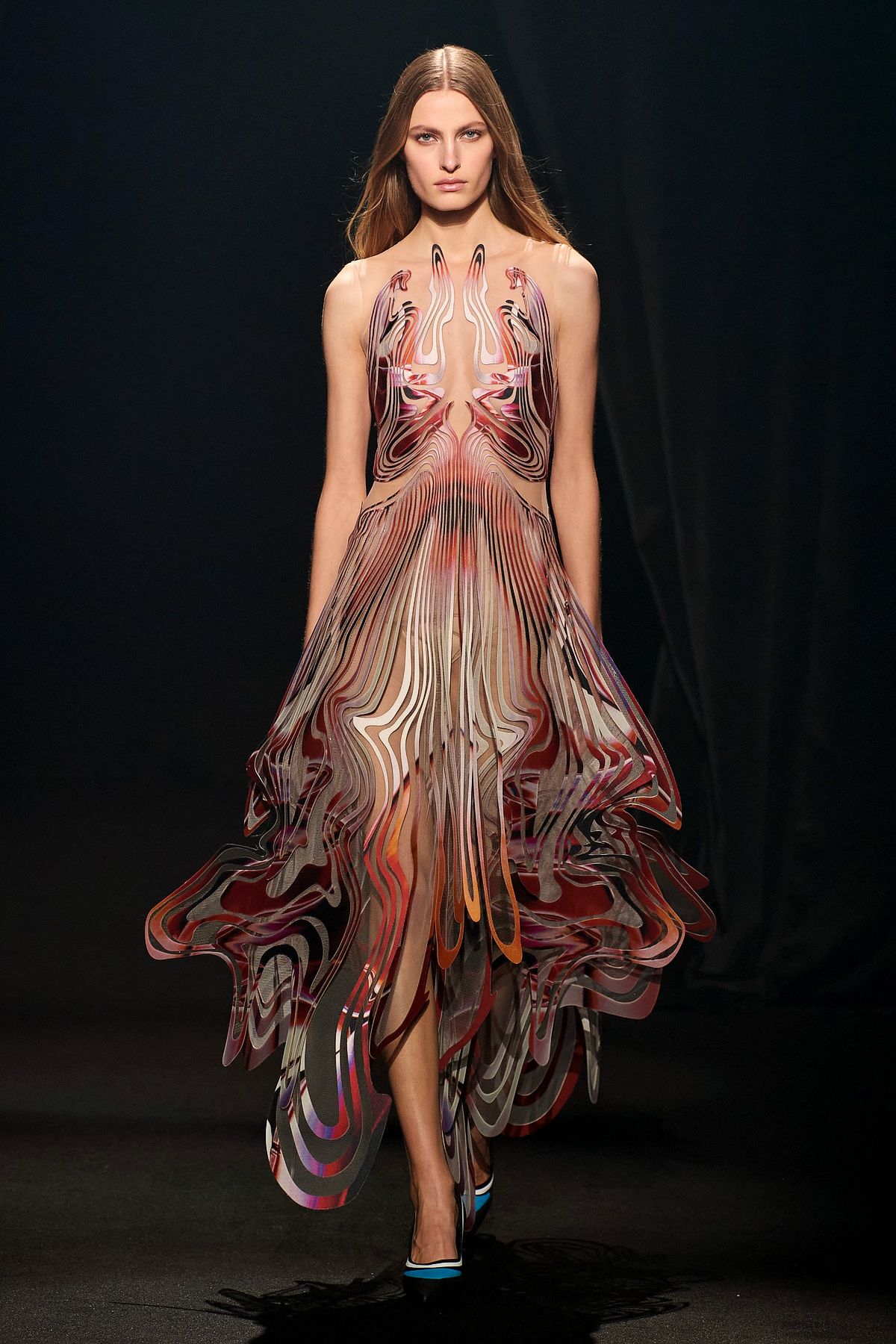 Iris van Herpen в коллаборации с Adobe, дизайнер Ирис ван Херпен на шоу «Love Brings Love» памяти Альбера Эльбаза, 5 октября 2021 г. Iris van Herpen в коллаборации с Adobe, дизайнер Ирис ван Херпен на шоу «Love Brings Love»