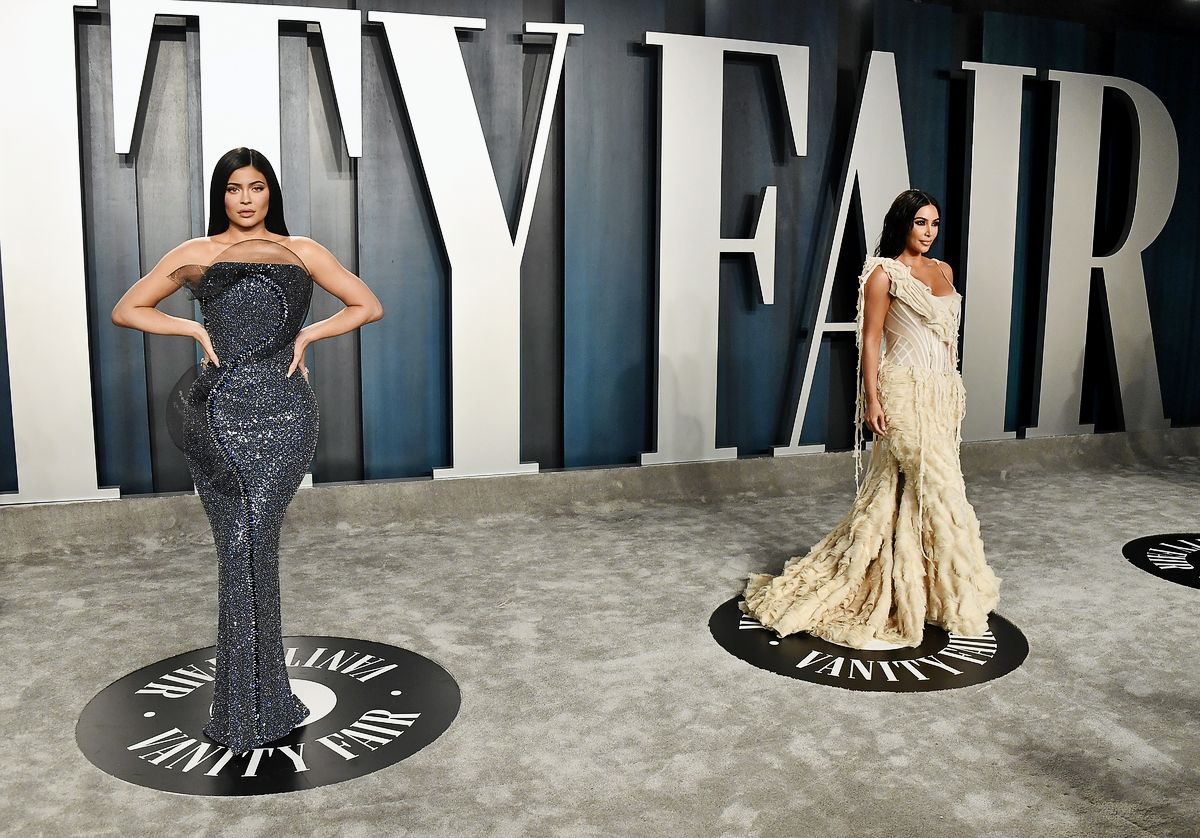 Кайли Дженнер и Ким Кардашьян на вечеринке Vanity Fair Oscar 2020 в Беверли-Хиллз, 9 февраля 2020 г. Кайли Дженнер и Ким Кардашьян на вечеринке Vanity Fair Oscar 2020