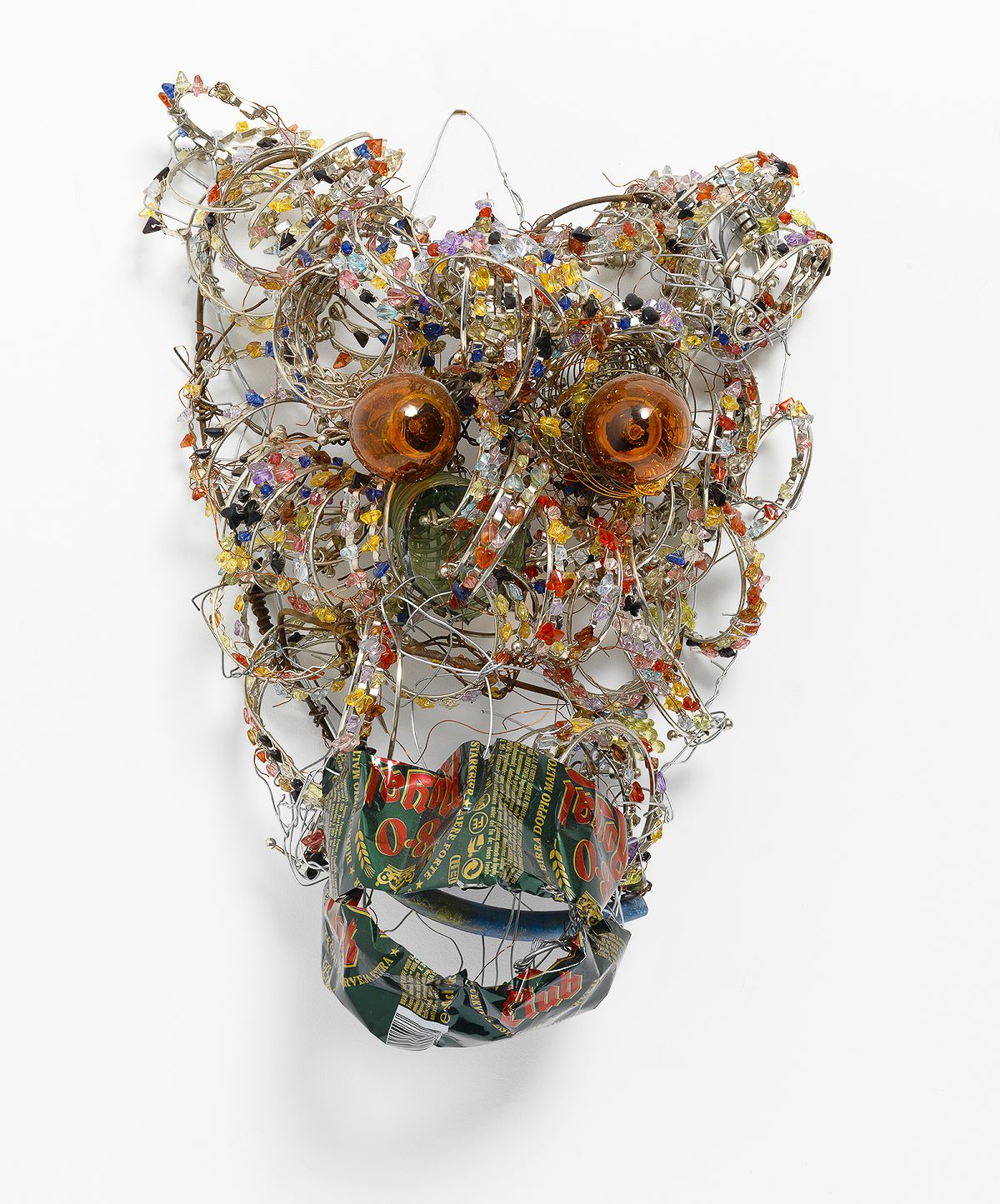 Каликсте Дакпоган. Ий-Сакет (Iy-Sakete), 2009. Пластик, алюминий, медь, стекло. 40 x 27 x 15 см. С разрешения Галереи Маньен, Париж