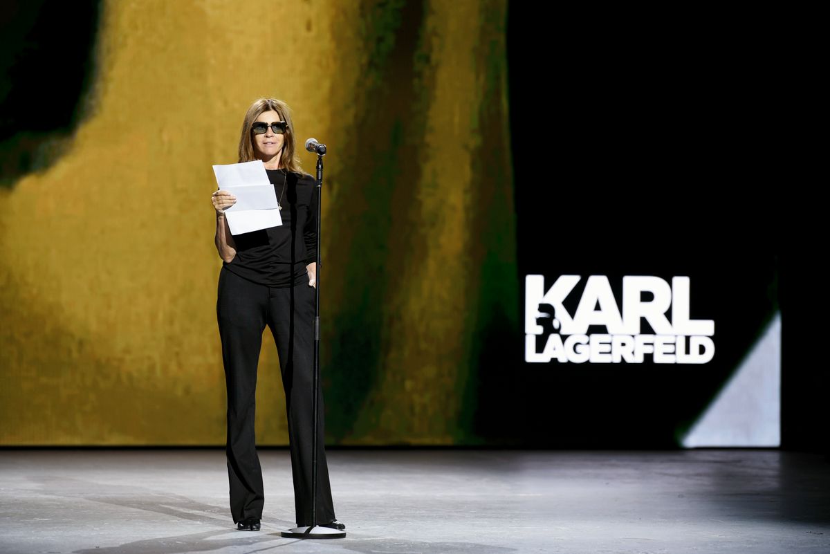 Карин Ройтфельд вручает премию Karl Lagerfeld Innovation Award на международной премии Woolmark Prize 2020 в рамках Недели моды в Лондоне, 17 февраля 2020 г. Карин Ройтфельд вручает премию Karl Lagerfeld Innovation Award на международной премии Woolmark Prize 2020 в рамках Недели моды в Лондоне, 17 февраля 2020 г.
