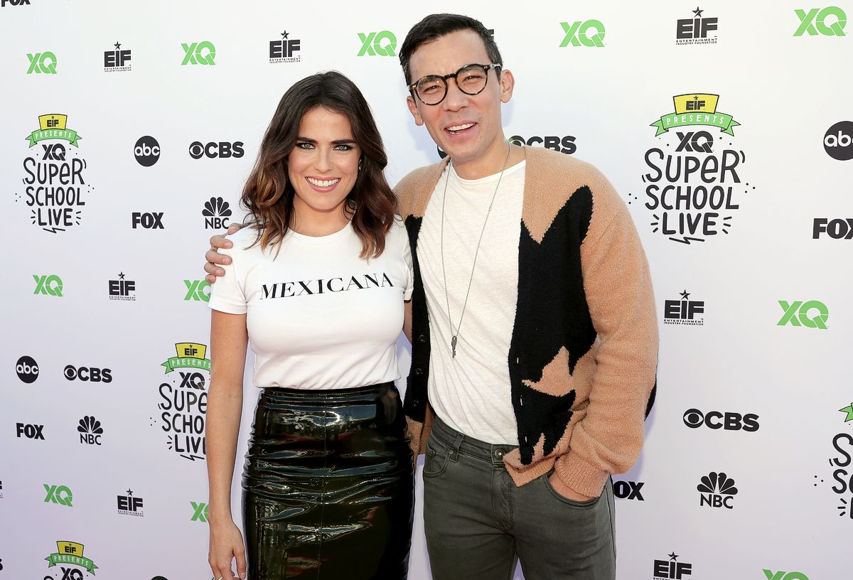 Карла Соуса и Конрад Рикамора посещают концерт XQ Super School Live в Санта-Калифорнии, 8 сентября 2017 г. Карла Соуса и Конрад Рикамора посещают концерт XQ Super School Live