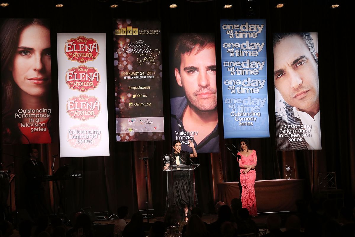 Карла Соуза на сцене во время 20-го ежегодного гала-концерта National Hispanic Media Coalition Impact Awards Gala в Беверли-Хиллз, 24 февраля 2017 г. Карла Соуза на сцене во время 20-го ежегодного гала-концерта National Hispanic Media Coalition Impact Awards Gala в Беверли-Хиллз, 24 февраля 2017 г.