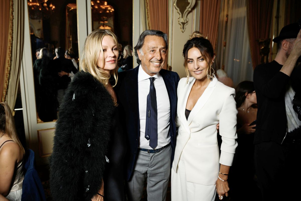 Кейт Мосс, Андре Мессика, Валери Мессика на шоу Messika by Kate Moss в отеле Ritz Paris, 3 октября 2021 г., фото 1 Кейт Мосс, Андре Мессика, Валери Мессика на шоу Messika by Kate Moss