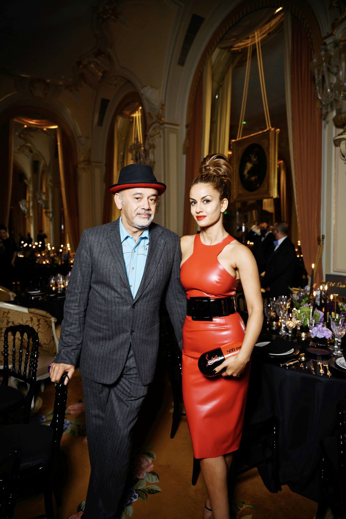 Кристиан Лубутен с подругой на шоу Messika by Kate Moss в отеле Ritz Paris, 3 октября 2021 г. Кристиан Лубутен с подругой на шоу Messika by Kate Moss