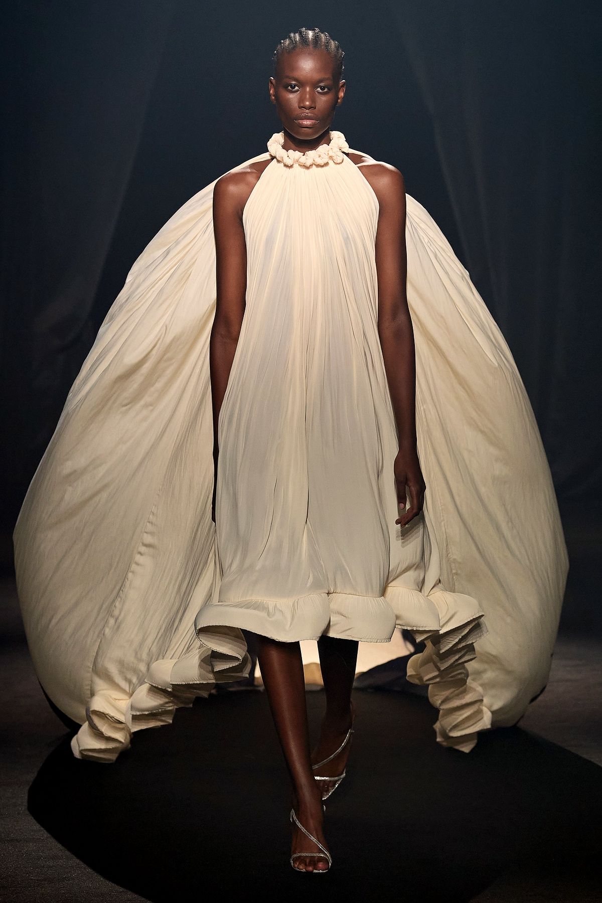 Lanvin, дизайнер Бруно Сиалелли на шоу «Love Brings Love» памяти Альбера Эльбаза, 5 октября 2021 г. Lanvin, дизайнер Бруно Сиалелли на шоу «Love Brings Love»