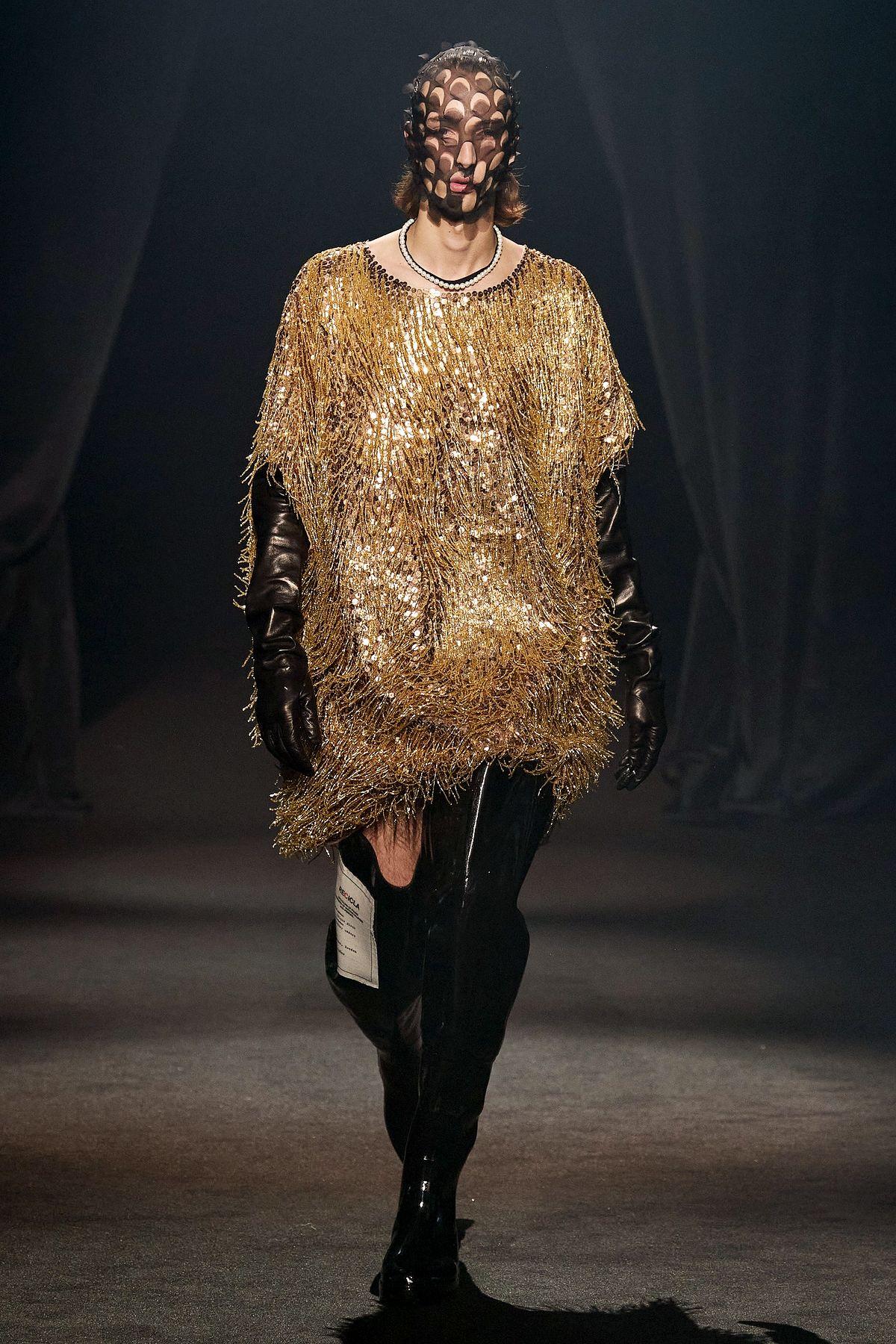 Maison Margiela, дизайнер Джон Гальяно на шоу «Love Brings Love» памяти Альбера Эльбаза, 5 октября 2021 г. Maison Margiela, дизайнер Джон Гальяно на шоу «Love Brings Love»