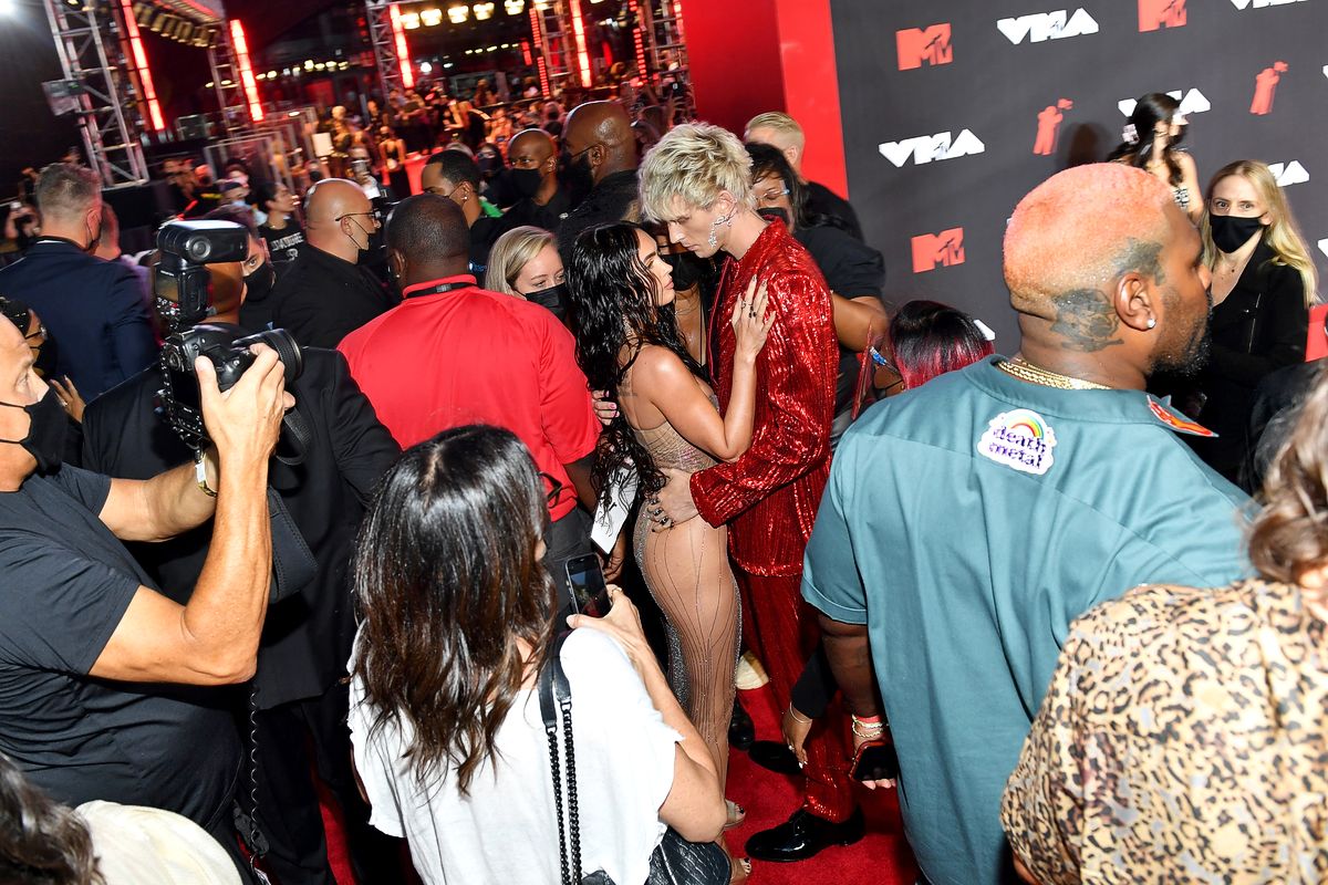Меган Фокс, Колсон Бэйкер (Machine Gun Kelly) на церемонии вручения премии MTV Video Music Awards 2021 в Нью-Йорке, 12 сентября 2021 г. Меган Фокс, Колсон Бэйкер (Machine Gun Kelly) на церемонии вручения премии MTV Video Music Awards 2021