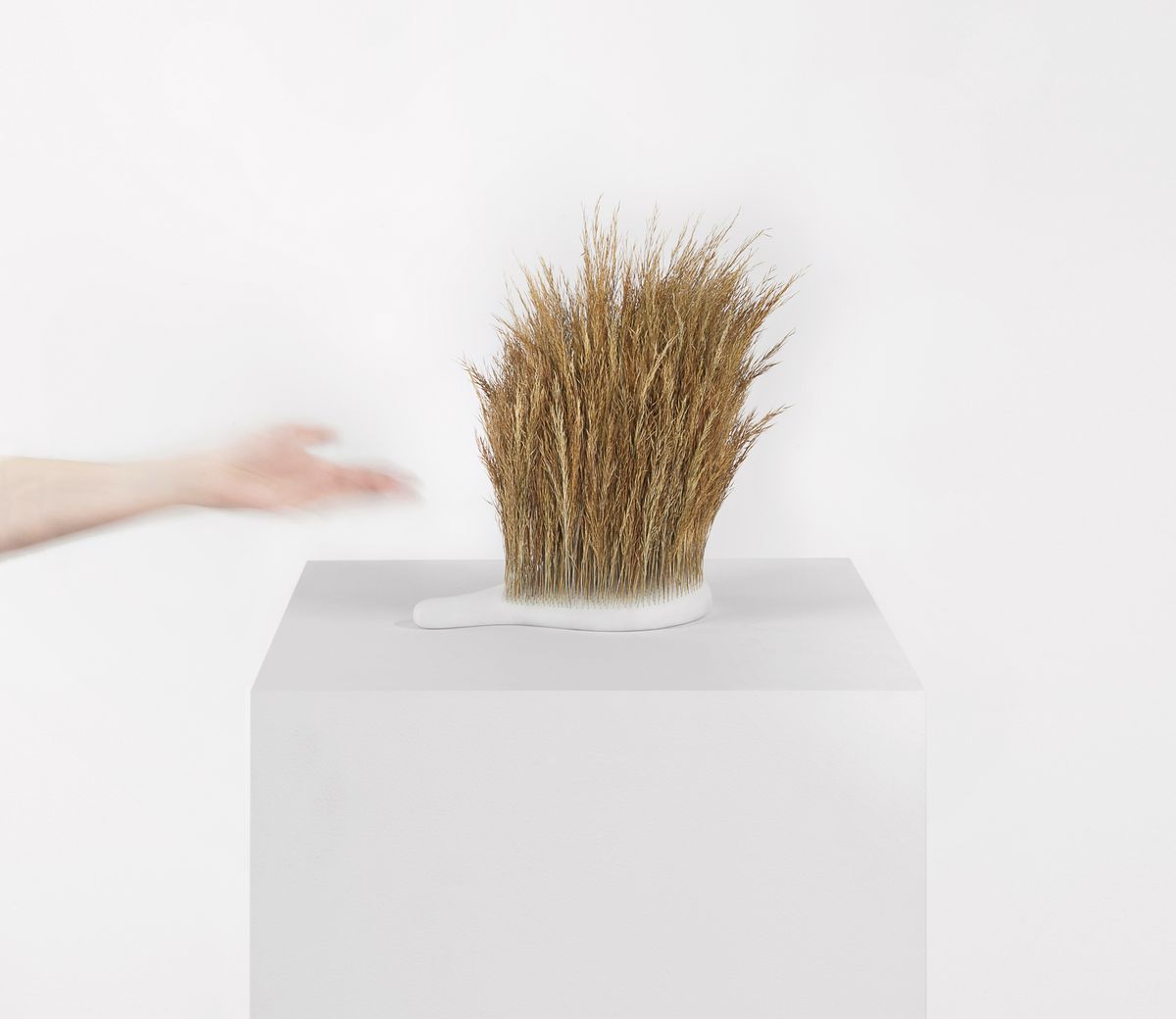 Найла Эль-Зейн. Сено (Hay), 2014. Пентелийский мрамор, сено. 25 x 22 x 35 см. С разрешения Лондонской галереи современного дизайна Carpenters Workshop