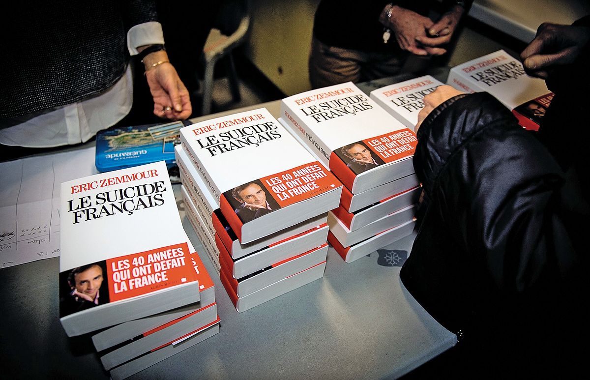 Огромный успех книги «Французское самоубийство» провозглашающими упадок или смерть Франции. Огромный успех книги «Французское самоубийство» соответствует устоявшейся традиции, она занимает свое место на длинной полке с книгами, провозглашающими упадок или смерть Франции