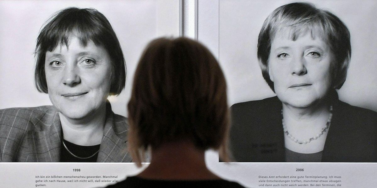 Посетитель рассматривает серию фотографий «Spuren der Macht» («Следы силы») с изображением канцлера Германии Ангелы Меркель, сделанную немецким фотографом Херлинде Кёльбл в Берлине, 16 июля 2009 г. Посетитель рассматривает серию фотографий «Spuren der Macht» («Следы силы») с изображением канцлера Германии Ангелы Меркель
