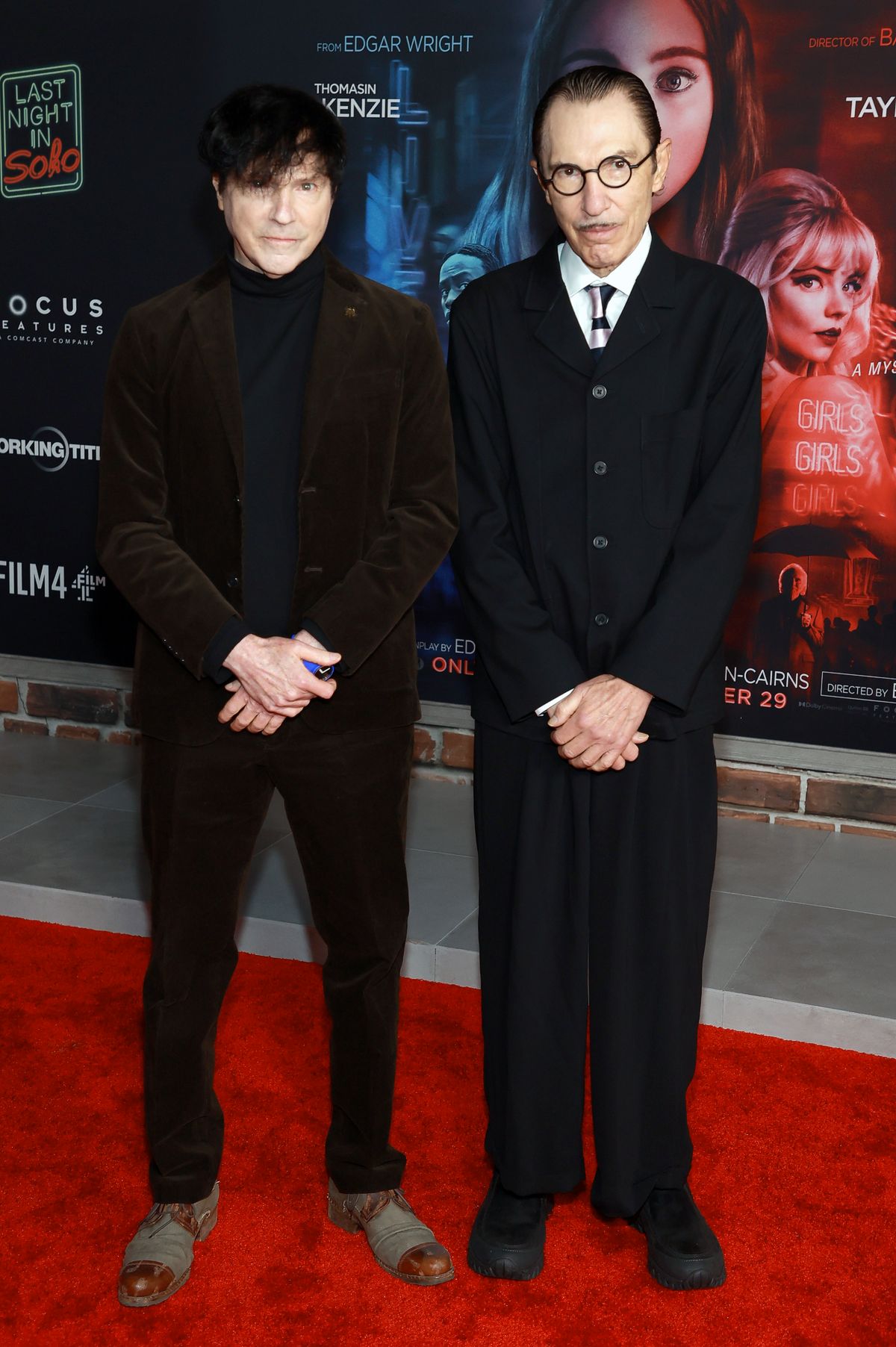 Рассел и Рон Мэйл (группа Sparks) на премьере фильма «Прошлой ночью в Сохо» в Лос-Анджелесе, 25 октября 2021 г. Рассел и Рон Мэйл (группа Sparks) на премьере фильма «Прошлой ночью в Сохо»