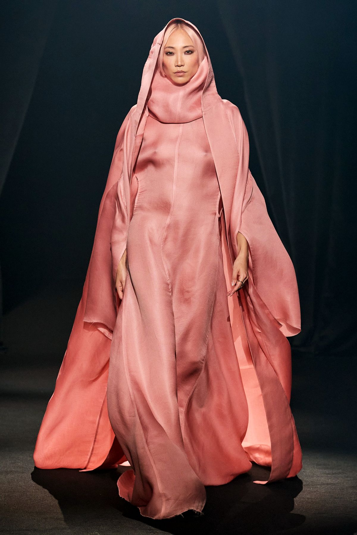 Rick Owens, дизайнер Рик Оуэнс на шоу «Love Brings Love» памяти Альбера Эльбаза, 5 октября 2021 г. Rick Owens, дизайнер Рик Оуэнс на шоу «Love Brings Love»