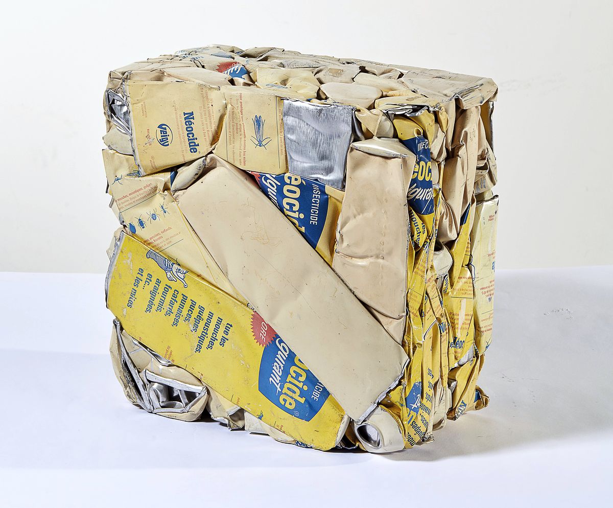 Сезар. Сжатие (Compression), 1970. Сжатые банки со средством от насекомых. 36 x 36 x 20 см. С разрешения Галереи Валуа, Париж
