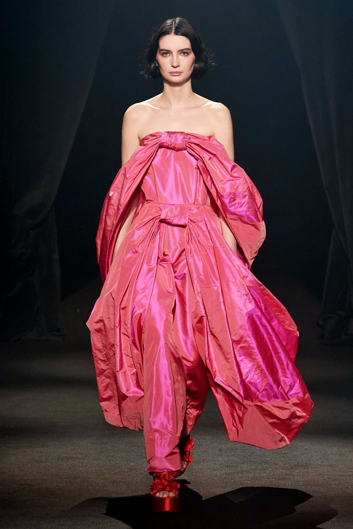 Simone Rocha, дизайнер Симон Роша на шоу «Love Brings Love» памяти Альбера Эльбаза, 5 октября 2021 г. Simone Rocha, дизайнер Симон Роша на шоу «Love Brings Love»