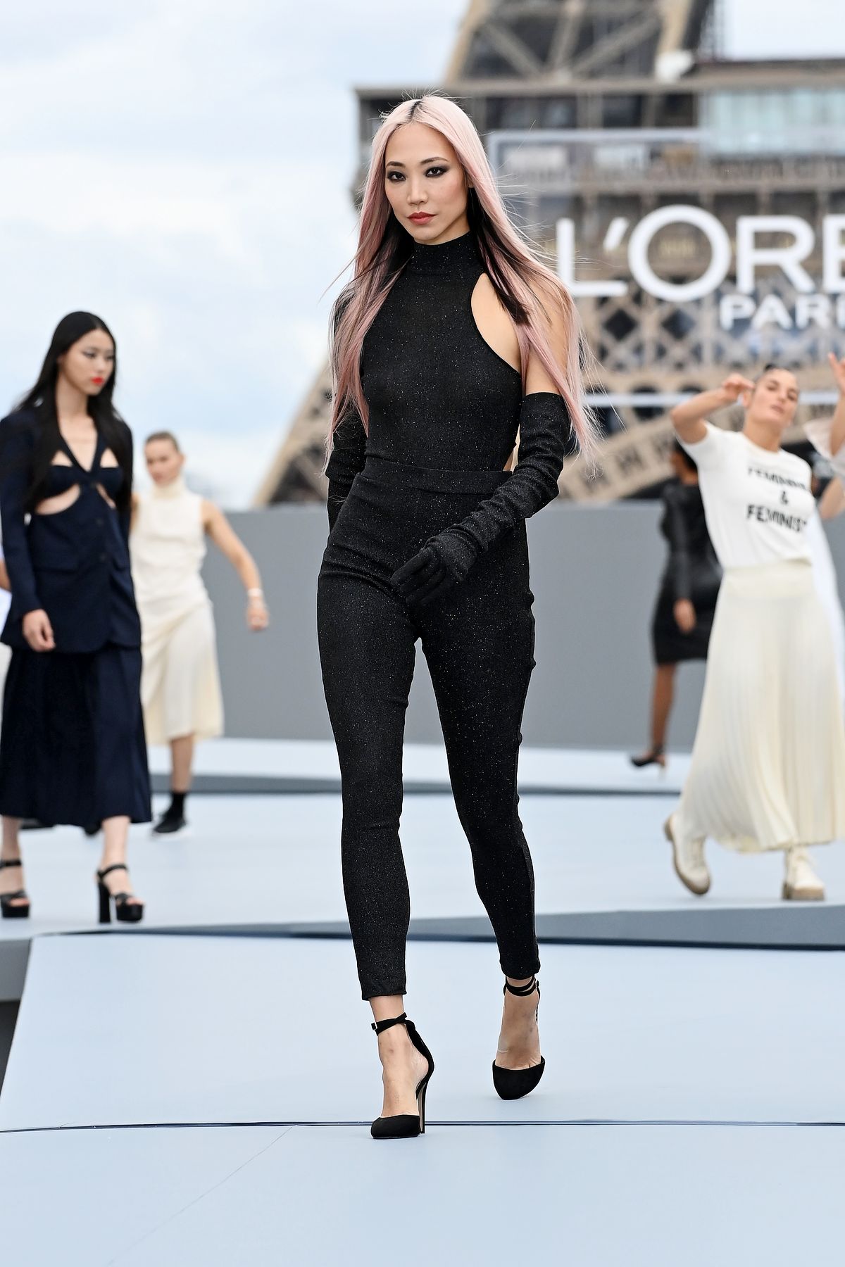 Су Джу Пак на шоу Le Défilé L’Oréal Paris в рамках Недели моды в Париже, 3 октября 2021 г., фото 1 Су Джу Пак на шоу Le Défilé L’Oréal Paris, фото 1