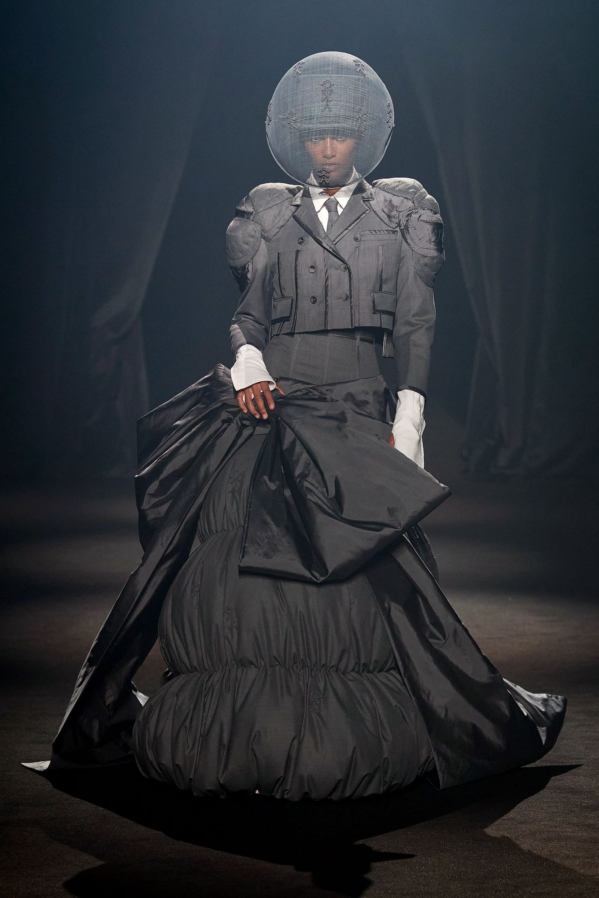 Thom Browne, дизайнер Том Браун на шоу «Love Brings Love» памяти Альбера Эльбаза, 5 октября 2021 г. Thom Browne, дизайнер Том Браун на шоу «Love Brings Love»