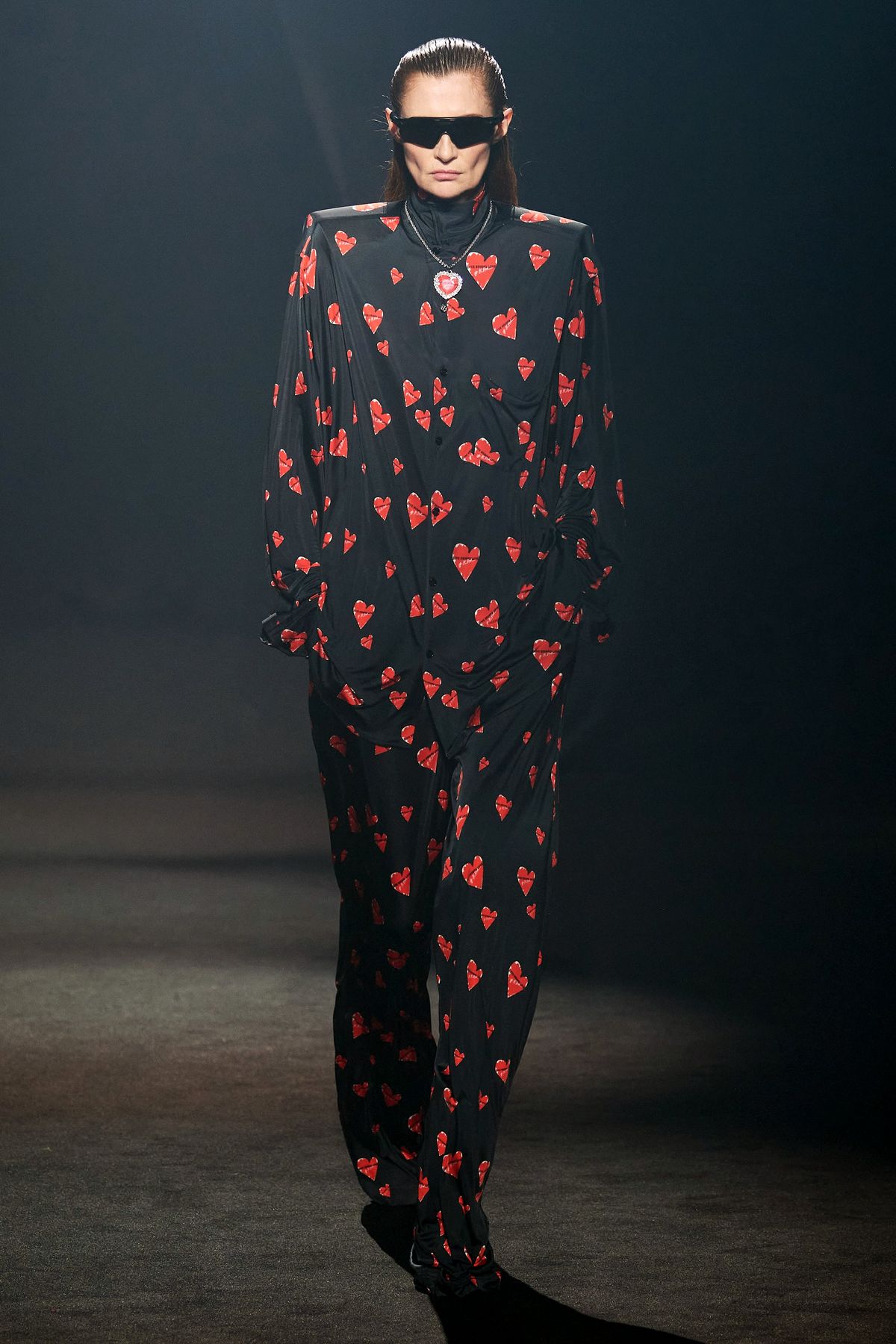 Vetements, дизайнер Гурам Гвасалия на шоу «Love Brings Love» памяти Альбера Эльбаза, 5 октября 2021 г. Vetements, дизайнер Гурам Гвасалия на шоу «Love Brings Love»