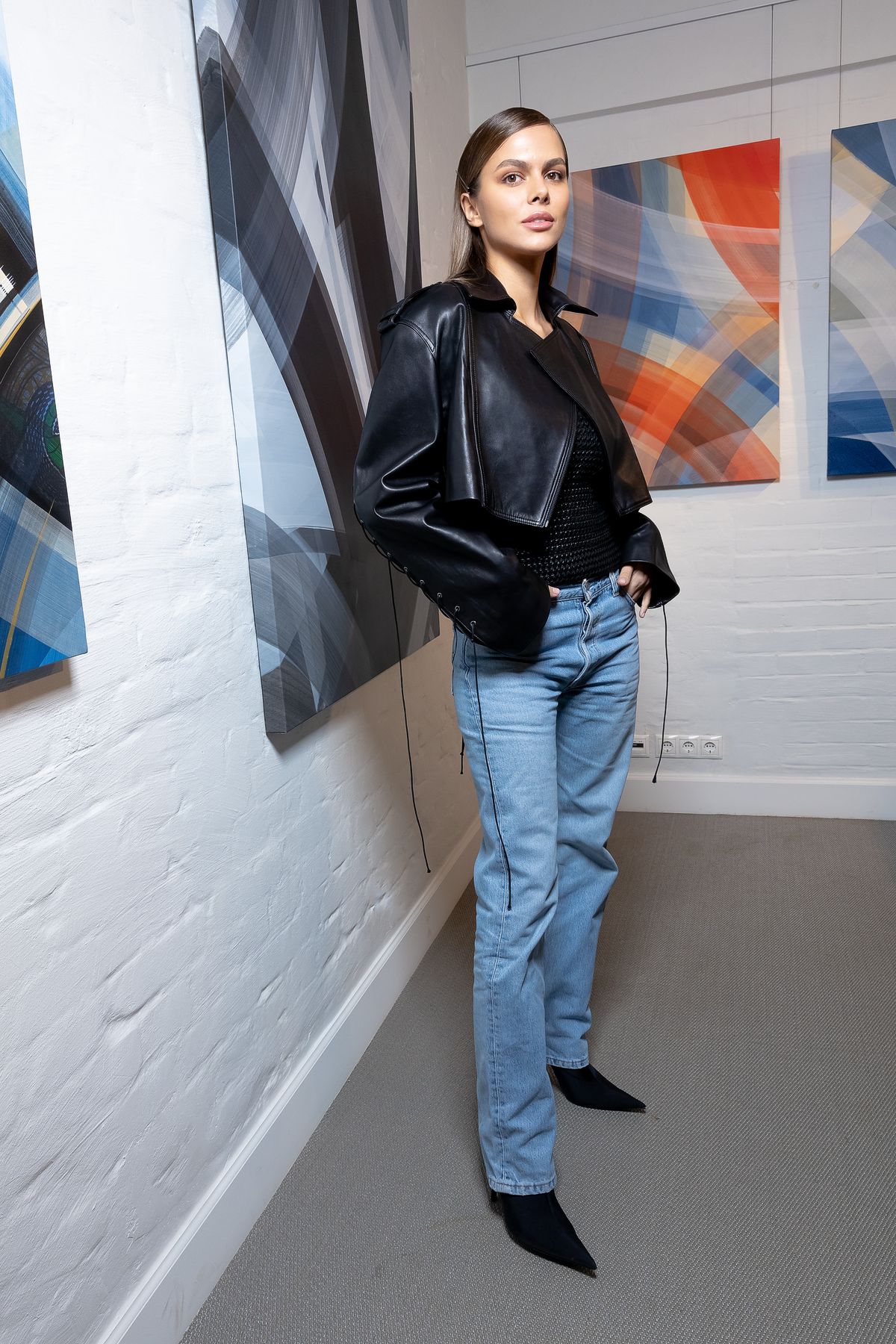 Вики Одинцова на выставке Ромена Фроке «Линии и связи» в галерее Askeri Gallery, 5 октября 2021 г., фото 1 Вики Одинцова на выставке Ромена Фроке «Линии и связи», фото 1