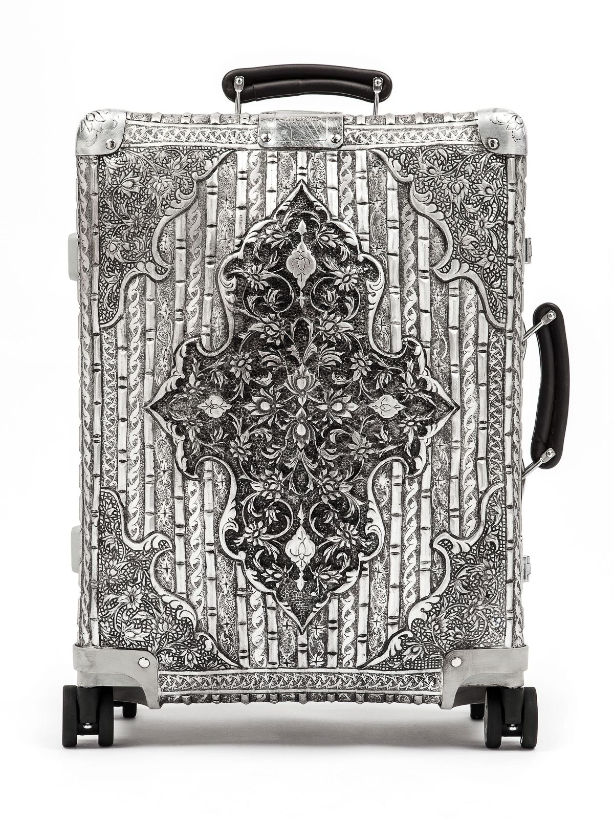 Вим Дельвуа. Rimowa Classic Flight. Многоколесный. 971.52.00.4, 2014. Алюминиевая гравировка. 55 x 41 x 27 см. С разрешения Перротина