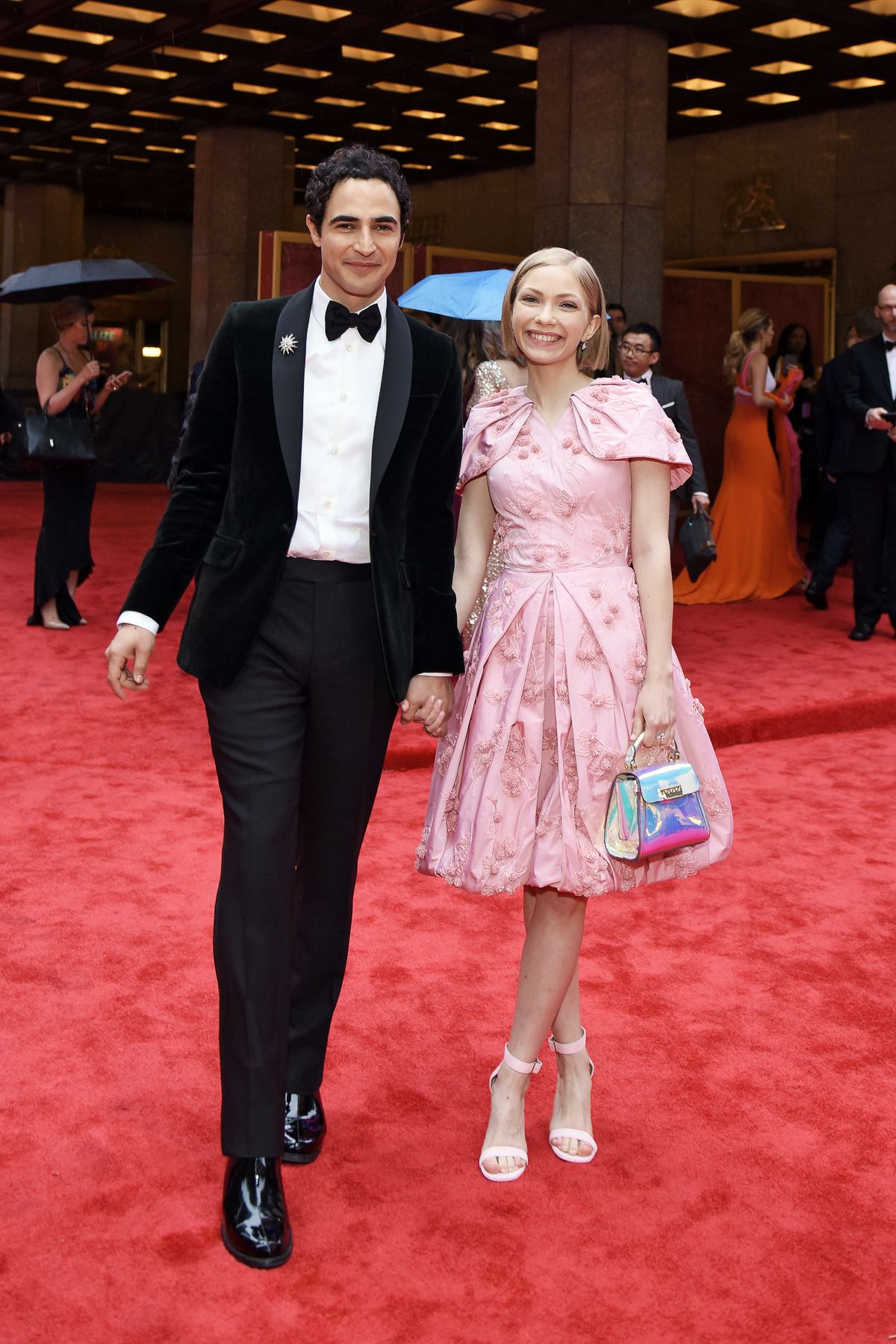 Зак Позен и Тави Гевинсон на 72-й ежегодной церемонии вручения премии Tony Awards в Нью-Йорке, 10 июня 2018 г. Зак Позен и Тави Гевинсон на 72-й ежегодной церемонии вручения премии Tony Awards